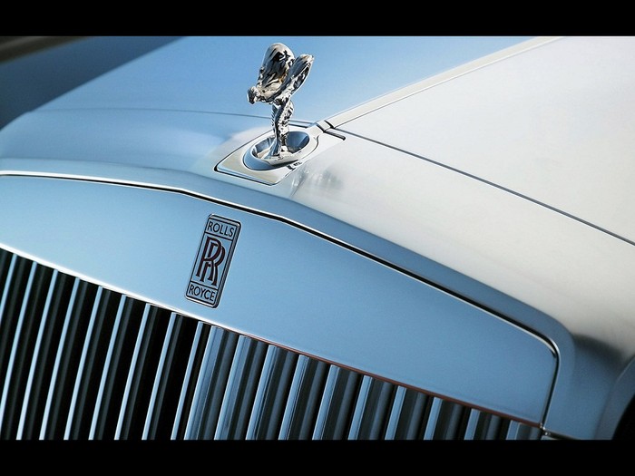 Sau đó, Montagu đã đặt hàng nhà điêu khắc Charles Robinson Sykes chế tác ra một biểu tượng đặc biệt để gắn lên chiếc xe riêng Rolls Royce Silver Ghost.